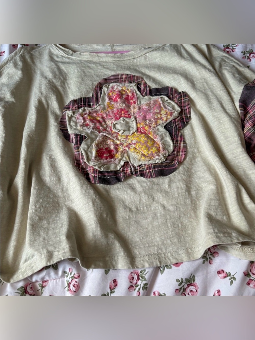 2/$25💌 Cream Flower Appliqué Long Sleeve Top